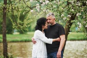 com os olhos fechados. casal alegre desfrutando de bom fim de semana ao ar livre. bom tempo de primavera foto