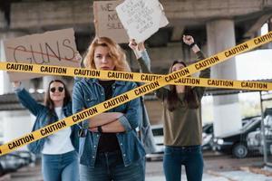 pessoas alegres e positivas para trás. grupo de mulheres feministas tem protesto por seus direitos ao ar livre foto