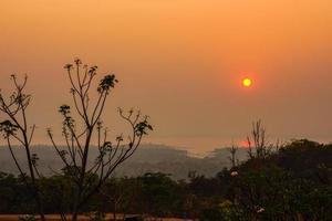 silhueta do sol e sombra da natureza sobre o rio no nordeste da tailândia. foto