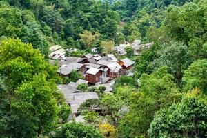 mae kampong localizado nas montanhas a nordeste de chiang mai, a famosa e adorável cidadezinha ao longo de um riacho sinuoso., tailândia. foto