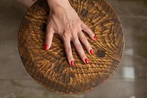 mãos femininas com manicure vermelho foto