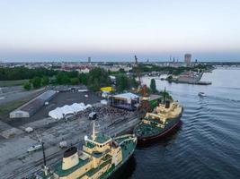 concerto ao ar livre em riga pelas docas. comemorando o festival de verão. festa de riga. vista aérea. foto