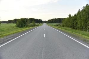 estrada de asfalto de alta velocidade direta na floresta foto