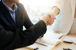 pessoas asiáticas de negócios apertando as mãos, terminando a reunião, etiqueta empresarial, parabéns, conceito de fusão e aquisição foto