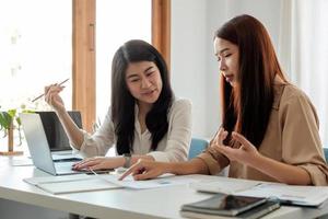 empresários reunidos no escritório para planejar estratégia e brainstorming, colegas pensando no conceito foto