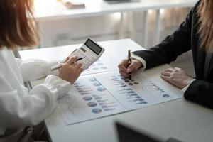 reunião de contador de negócios para discutir e debater a papelada do relatório financeiro no escritório em casa. trabalho em equipe de consultor financeiro e conceito de contabilidade foto