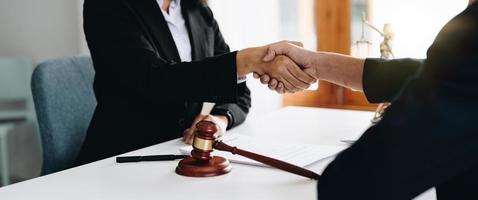 empresário apertando as mãos para selar um acordo juízes advogados masculinos consulta serviços jurídicos consultoria em relação aos vários contratos para planejar o caso em tribunal