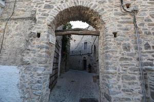 rua tradicional em mesta, ilha de chios, grécia foto