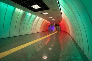 corredor de metrô multicolorido foto
