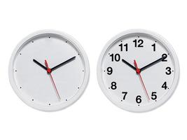 relógio de parede redondo em fundo branco foto