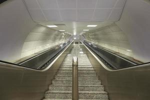 escadas vazias em uma estação de metrô foto
