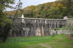 barragem antiga e histórica foto