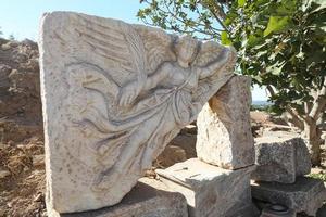 escultura em pedra da deusa nike na cidade antiga de éfeso, izmir, turquia foto