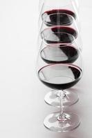 degustação de vinhos tintos - copos de vinho de cristal foto