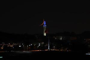 pôr da lua sobre a torre beyazit, istambul, turquia foto