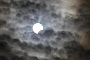 eclipse solar parcial em Istambul, Turquia foto
