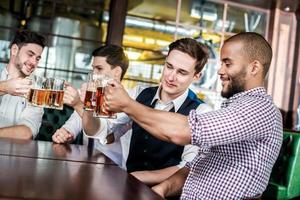 quatro amigos de empresários bebem cerveja e passam tempo juntos foto