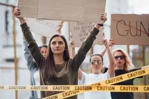 bom dia para fazer uma demonstração. grupo de mulheres feministas tem protesto por seus direitos ao ar livre foto