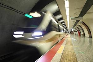 metrô se movendo em uma estação foto