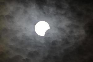 eclipse solar parcial em Istambul, Turquia foto