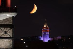 pôr da lua sobre a torre galata em istambul, turquia foto