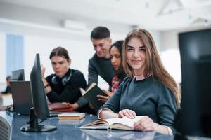 humor positivo. grupo de jovens em roupas casuais trabalhando no escritório moderno foto