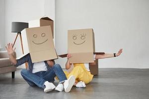 pessoas engraçadas. casal feliz juntos em sua nova casa. concepção de movimento foto