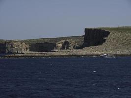 a ilha de gozo no mar mediterrâneo foto