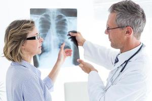 médico mostrando o raio x para seu paciente
