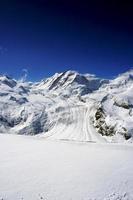 alpes de neve montanhas verticais foto