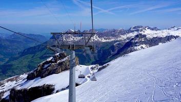 estrutura de teleférico de esqui nas montanhas de neve titlis foto