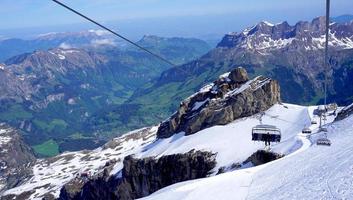 vista das montanhas de neve titlis e teleférico em movimento foto