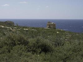 a ilha de gozo no mar mediterrâneo foto