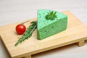 queijo pesto verde e folhas de manjericão foto
