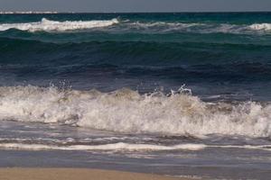 ondas do mar no mar mediterrâneo foto