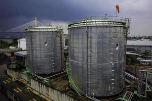 isolação da fazenda de armazenamento do tanque da indústria química do tanque. foto