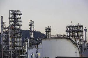 cena crepuscular da planta de refinaria de petróleo do tanque e coluna de torre da indústria petroquímica foto