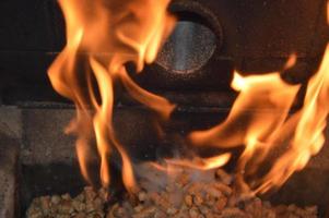 pellets de madeira em chamas foto