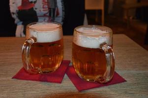 copos de cerveja em uma mesa foto