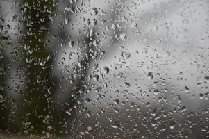 gotas de chuva na janela foto