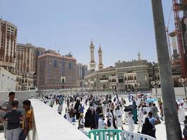 meca, arábia saudita, junho de 2022 - no masjid al-haram em meca, peregrinos de todo o mundo se reúnem no pátio externo após as orações de sexta-feira. foto
