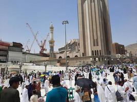 meca, arábia saudita, junho de 2022 - no masjid al-haram em meca, peregrinos de todo o mundo se reúnem no pátio externo após as orações de sexta-feira. foto