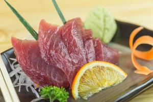 sashimi de atum, peixe cru em estilo tradicional japonês foto