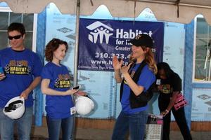 los angeles, 8 de março - rick heart, rebecca herbst, lisa locicero no 5º dia de construção anual do hospital geral para a humanidade fan build day em local privado em 8 de março de 2014 em lynwood, ca foto