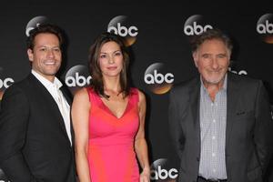 los angeles, 15 de julho - ioan gruffudd, alana de la garza, judd hirsch no abc julho de 2014 tca em beverly hilton em 15 de julho de 2014 em beverly hills, ca foto