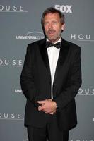 los angeles, 20 de abril - hugh laurie chega à festa de encerramento da série house no cicada em 20 de abril de 2012 em los angeles, ca foto