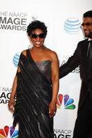 los angeles, 1 de fevereiro - gladys knight chega ao 44º naacp image awards no shrine auditium em 1 de fevereiro de 2013 em los angeles, ca. foto