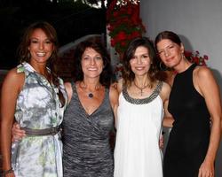 los angeles, 4 de abril - eva la rue, linda newlin, finola hughes, michelle stafford participa da angariação de fundos de gala para a comédia romântica, a aposta no resort bacara em 4 de abril de 2013 em santa barbara, ca foto