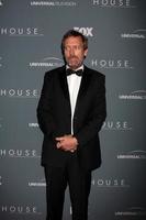 los angeles, 20 de abril - hugh laurie chega à festa de encerramento da série house no cicada em 20 de abril de 2012 em los angeles, ca foto