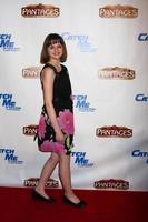 los angeles, 12 de março - joey king chega ao catch me if you can noite de estreia no teatro pantages em 12 de março de 2013 em los angeles, ca foto